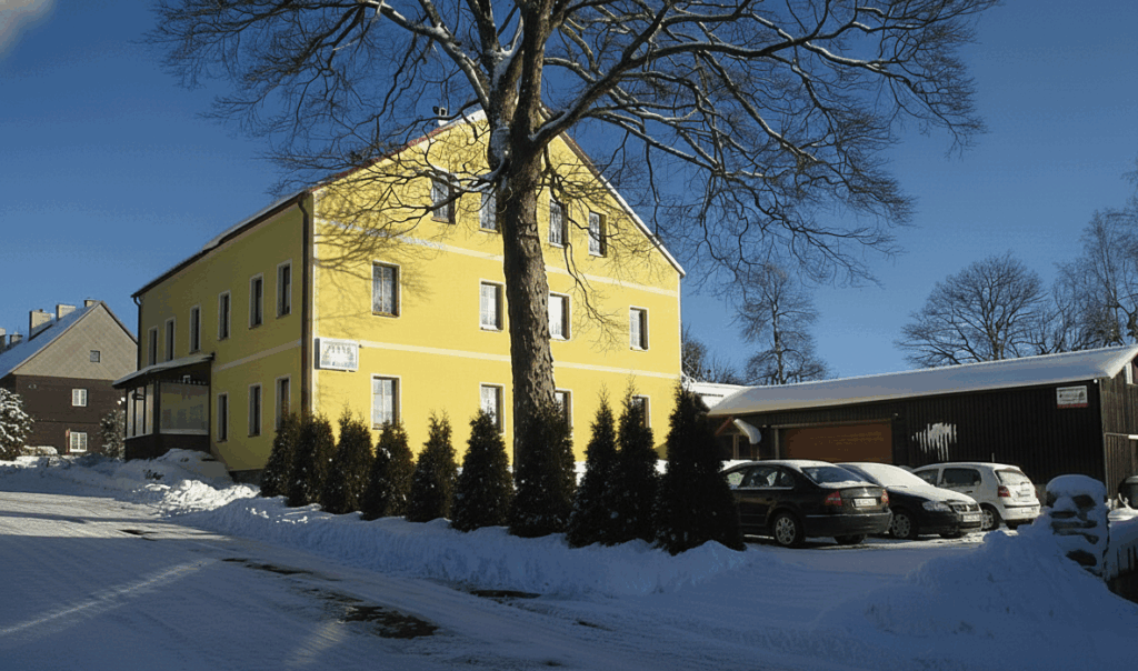 Příjezd ke Krušnohorskému penzionu Javor