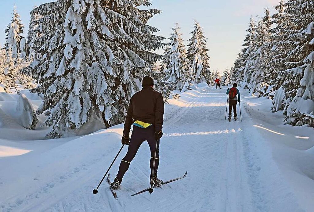 Běžkaři ve stopě v Krušných horách - zima v Krušnohorském penzionu Javor