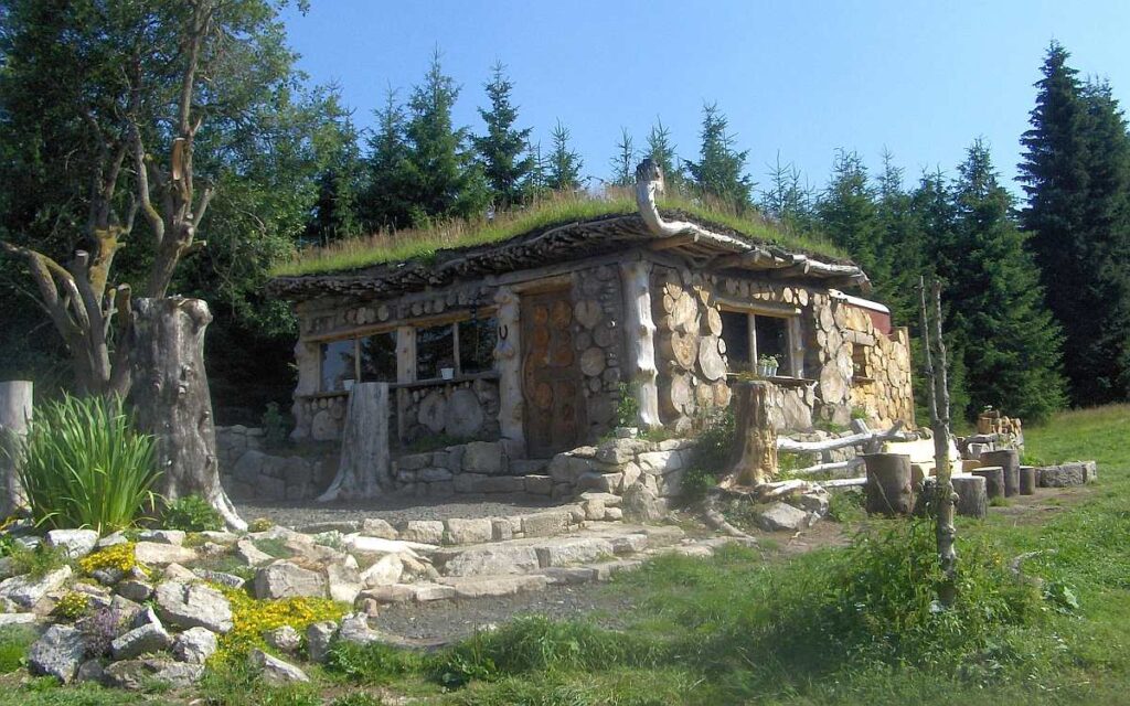 Občerstvení na Červené jámě - chaloupka v lese - léto v Krušnohorském penzionu Javor