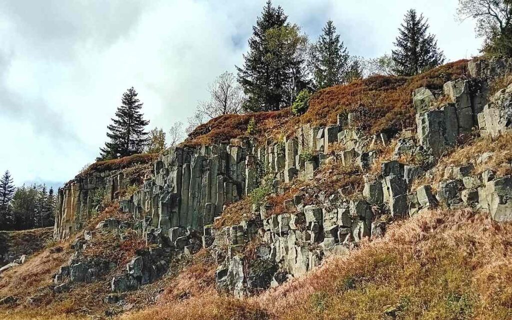 Bývalý čedičový lom na Hřebečné - sloupovité útvary - léto v Krušnohorském penzionu Javor