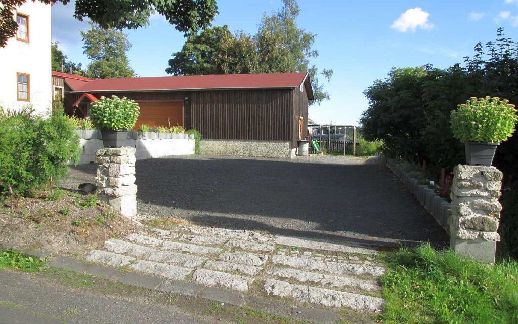 ubytování v Krušnohorském penzionu Javor se stravováním - detail vjezdu na parkoviště