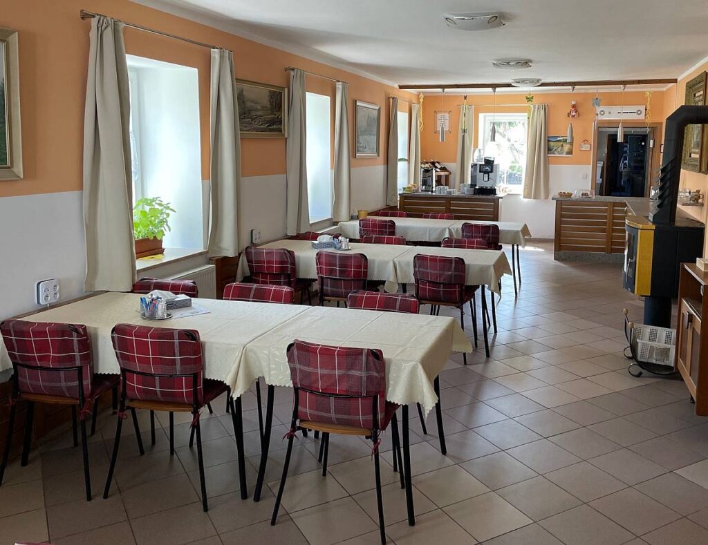 Pohled do jídelny - společenské místnosti