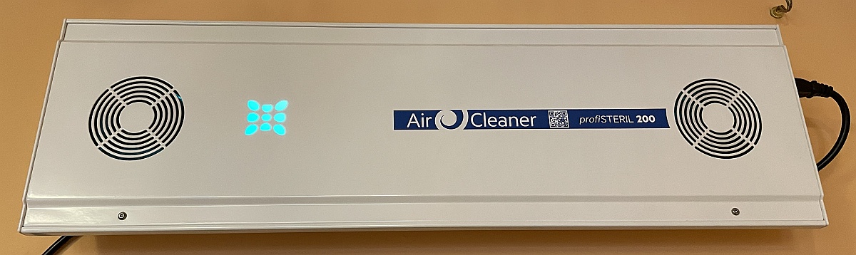 v jídelně umístěný UV čistič vzduchu