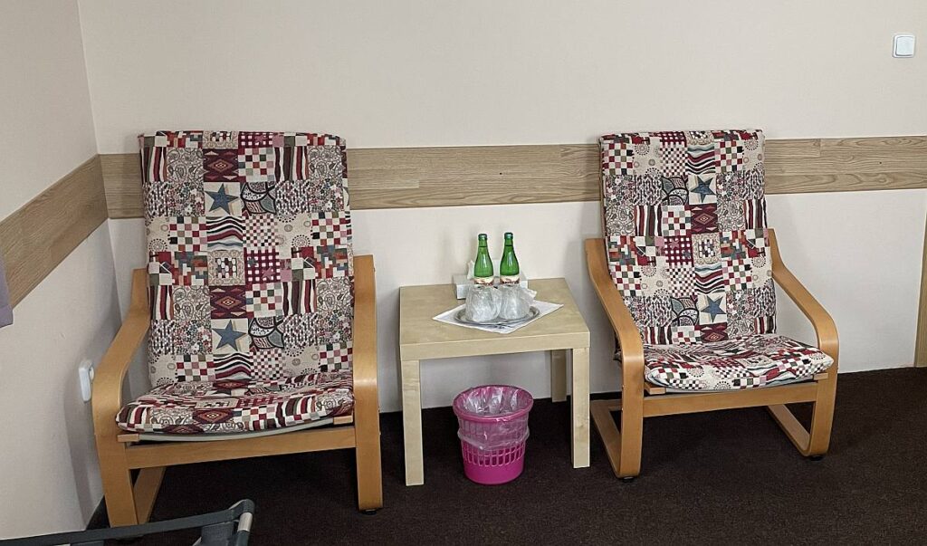 ubytování se stravováním v Krušnohorském penzionu Javor křesla se stolkem