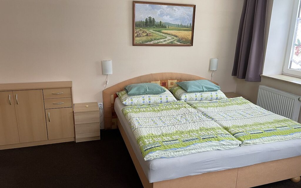 dvoulůžkový pokoj s manželskou postelí - ubytování v Krušnohorském penzionu Javor se stravováním