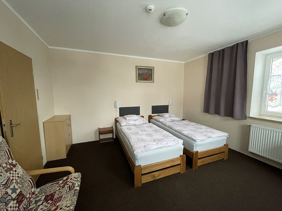 pokoj se dvěma oddělenými lůžky - ubytování v Krušnohorském penzionu Javor se stravováním