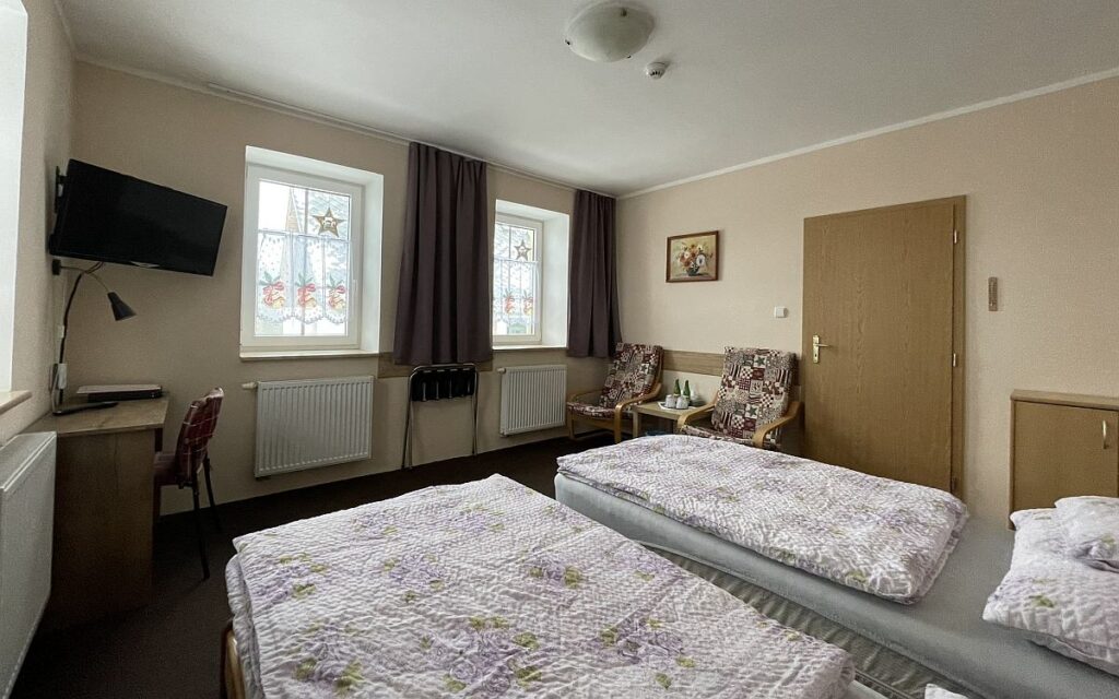 dvoulůžkový pokoj se dvěma lůžky s křesly a televizí - ubytování