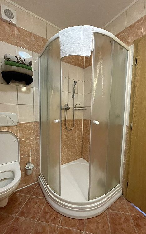 Rodinný pokoj sprchový kout v koupelně - ubytování v Krušnohorském penzionu Javor se stravováním