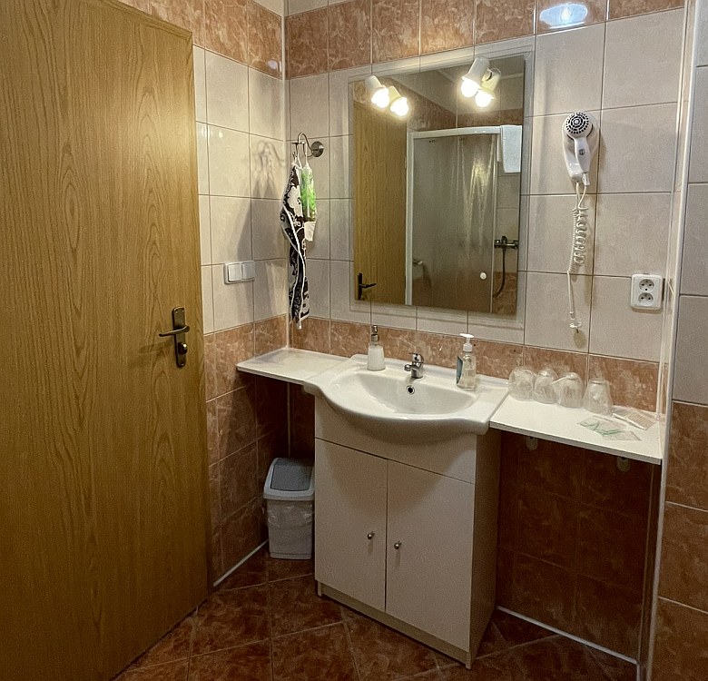 Čtyřlůžkový pokoj detail koupelny - ubytování se stravováním