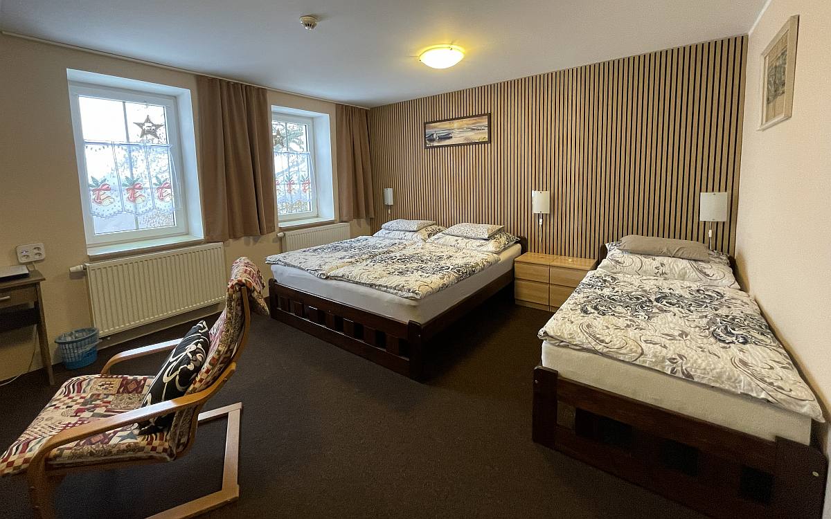 Čtyřlůžkový pokoj ubytování v Krušnohorském penzionu Javor se stravováním