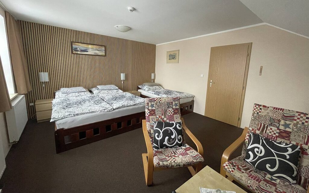 Čtyřlůžkový pokoj ubytování v Krušnohorském penzionu Javor se stravováním