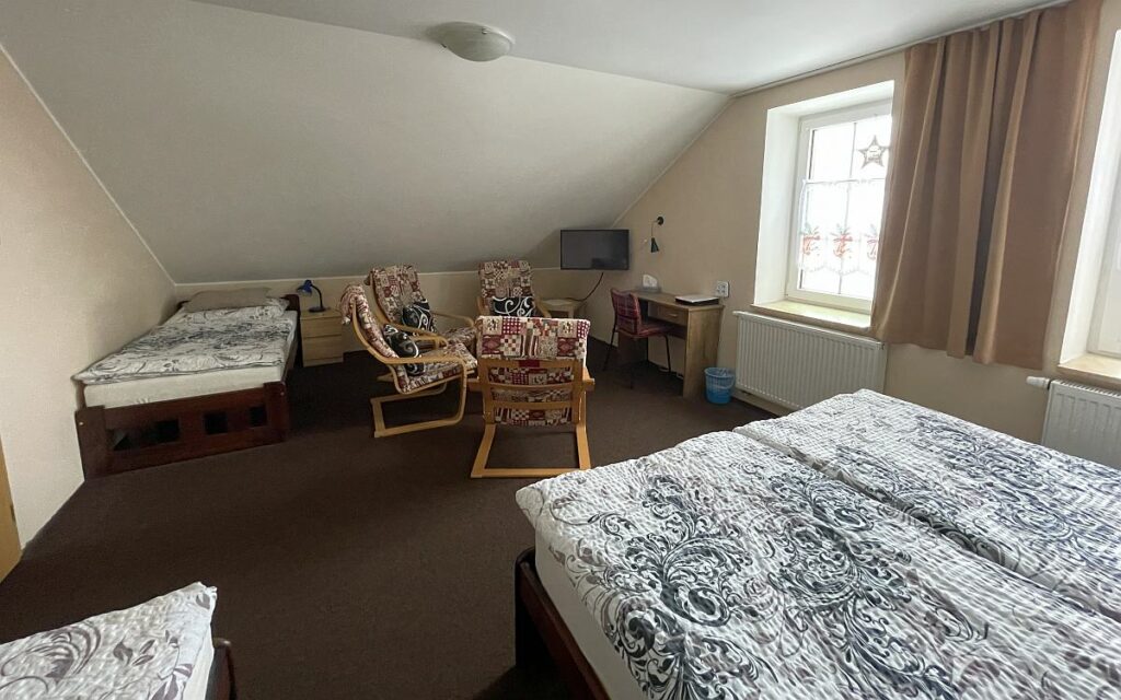 Čtyřlůžkový pokoj, posezení a čtvrté lůžko - ubytování se stravováním