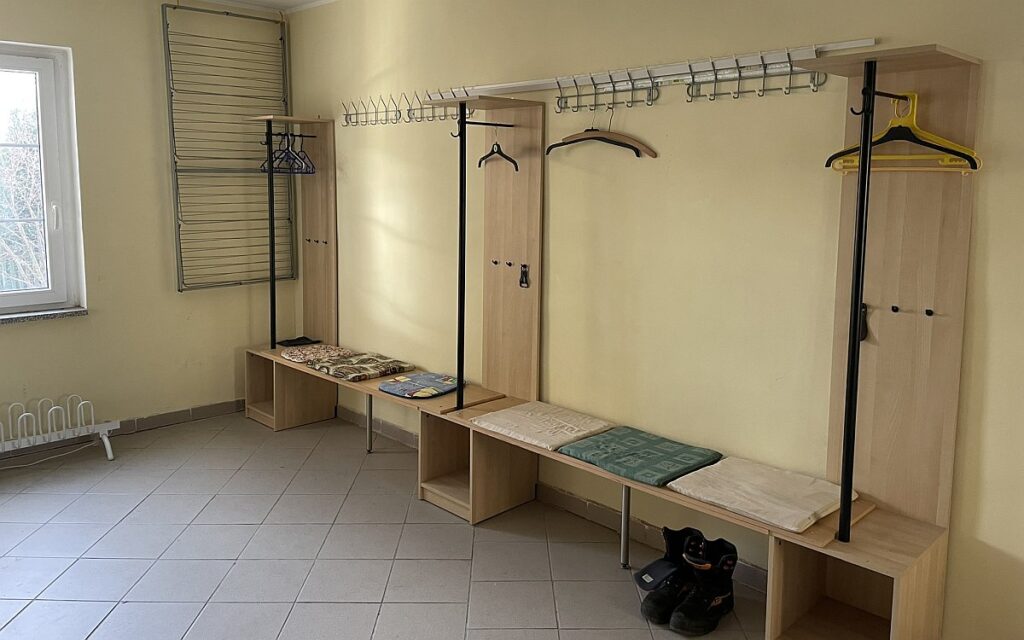 Lyžárna / kolárna lavice a věšáky -ubytování v Krušnohorském penzionu Javor