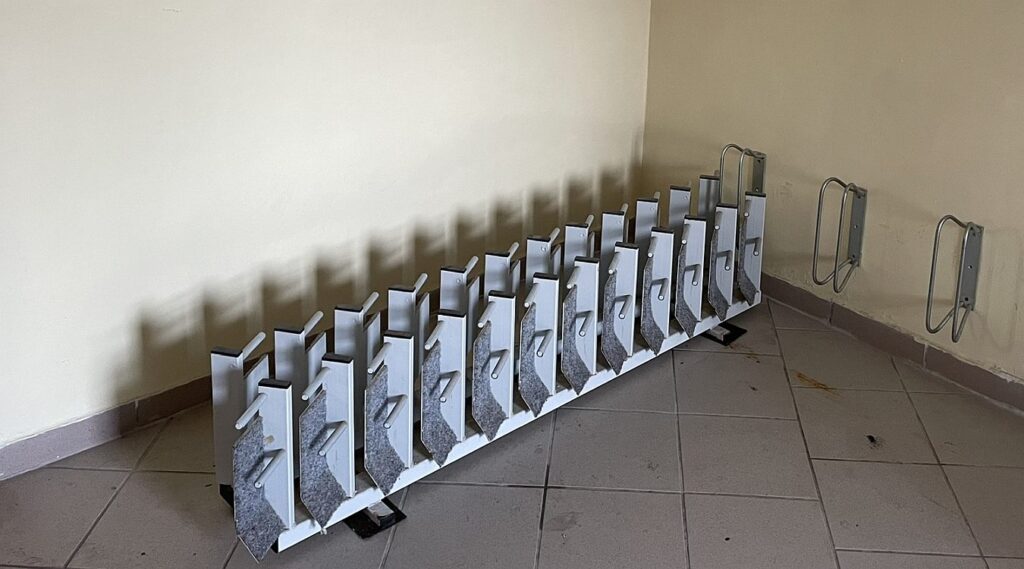 Lyžárna / kolárna detail stojanu na lyže ubytování v Krušnohorském penzionu Javor