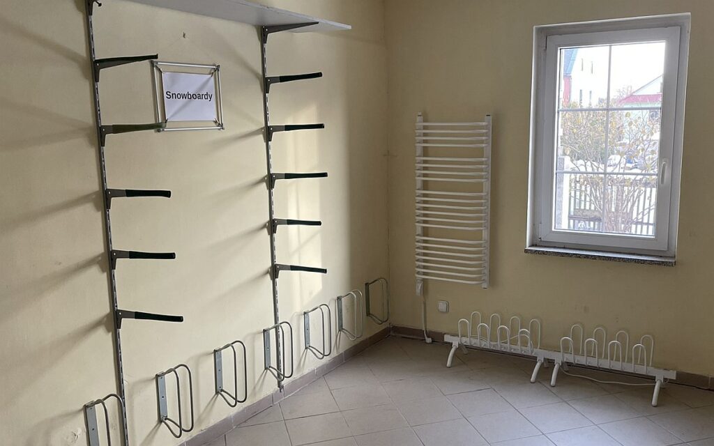 lyžárna / kolárna sušáky obuvi a vyhřívaný žebříček