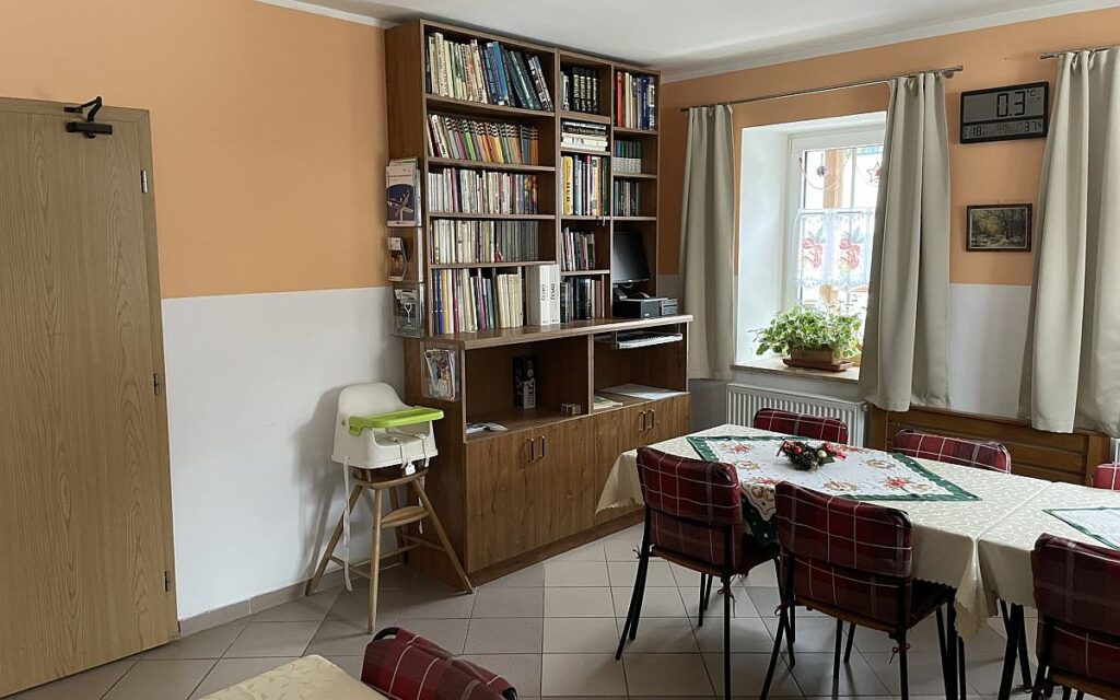 Knihovna v jídelně se společenskými hrami a počítačem- ubytování na horách