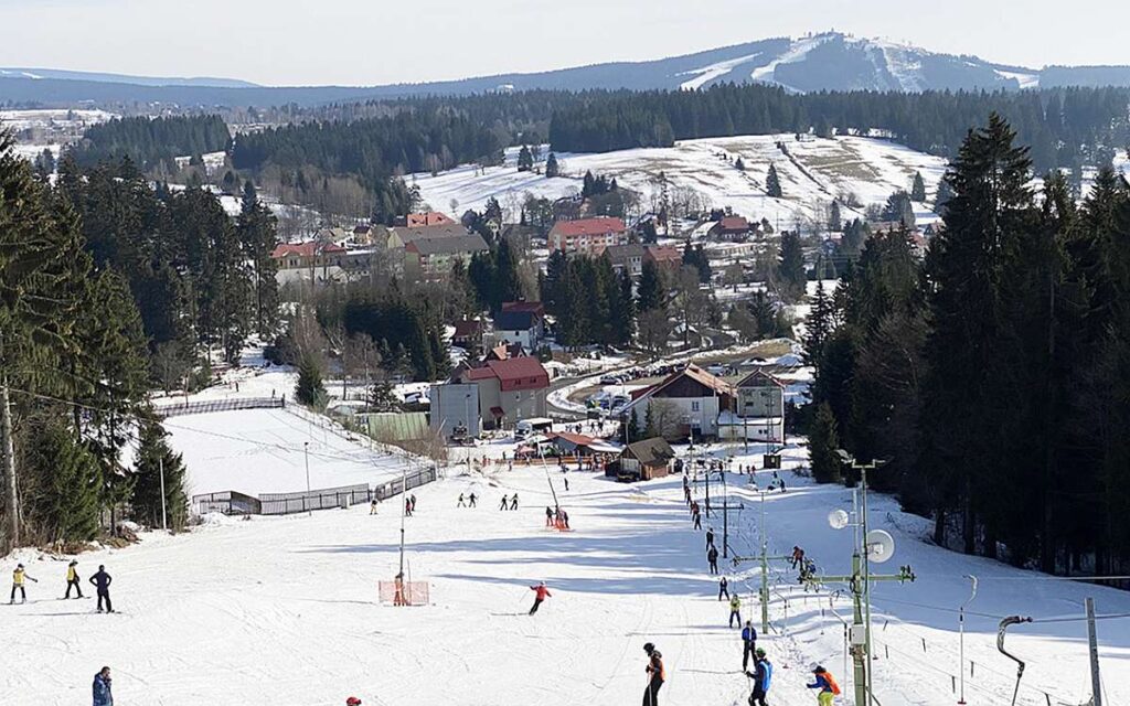 Horní pohled na sjezdovku Nádraží v Perninku - zima v Krušnohorském penzionu Javor