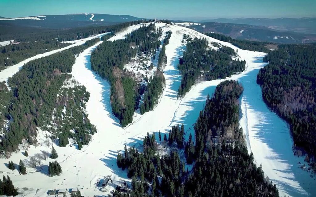 Letecký pohled na skiareál Plešivec - zima v Krušnohorském penzionu Javor