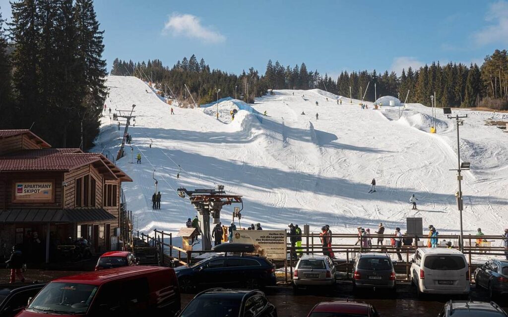Pohled na sjezdovku v Potůčkách -zima v Krušnohorském penzionu Javor