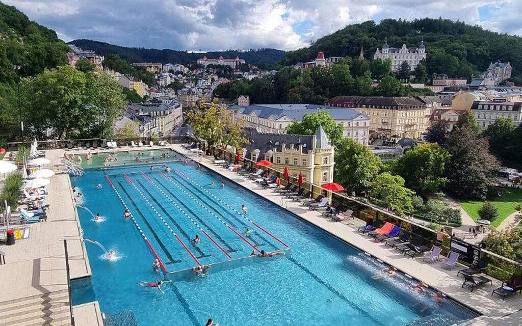 Termální bazén hotelu Thermal s výhledem na Karlovy Vary