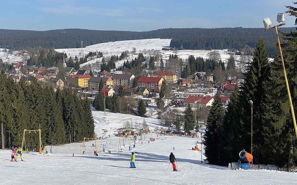 pohled seshora na sjezdovku Velflink v Perninku - zima v Krušnohorském penzionu Javor