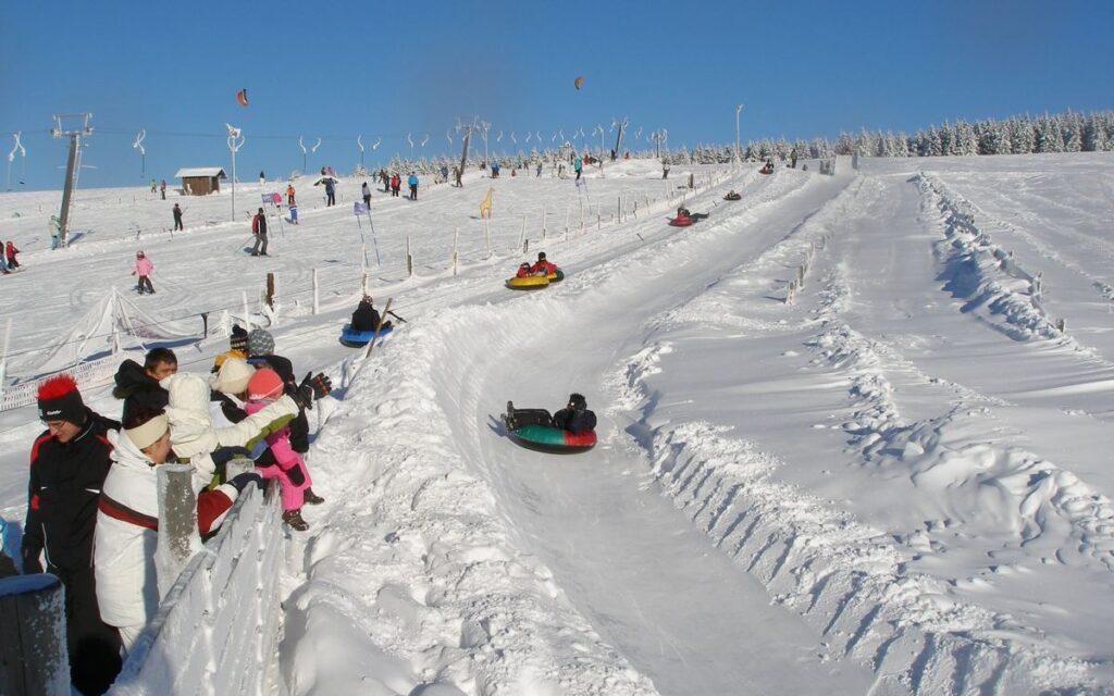 Boží Dar Skiareál Novako - lyžování a snowtubing - zima v Krušnohorském penzionu Javor