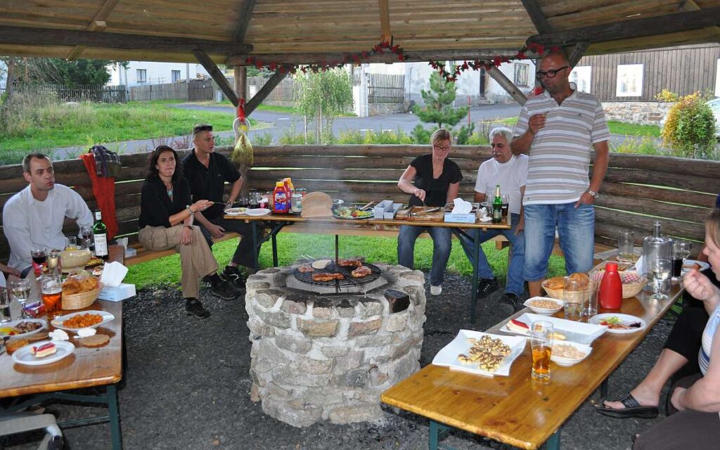 posezení v altánku u ohně s grilováním - léto v Krušnohorském penzionu Javor