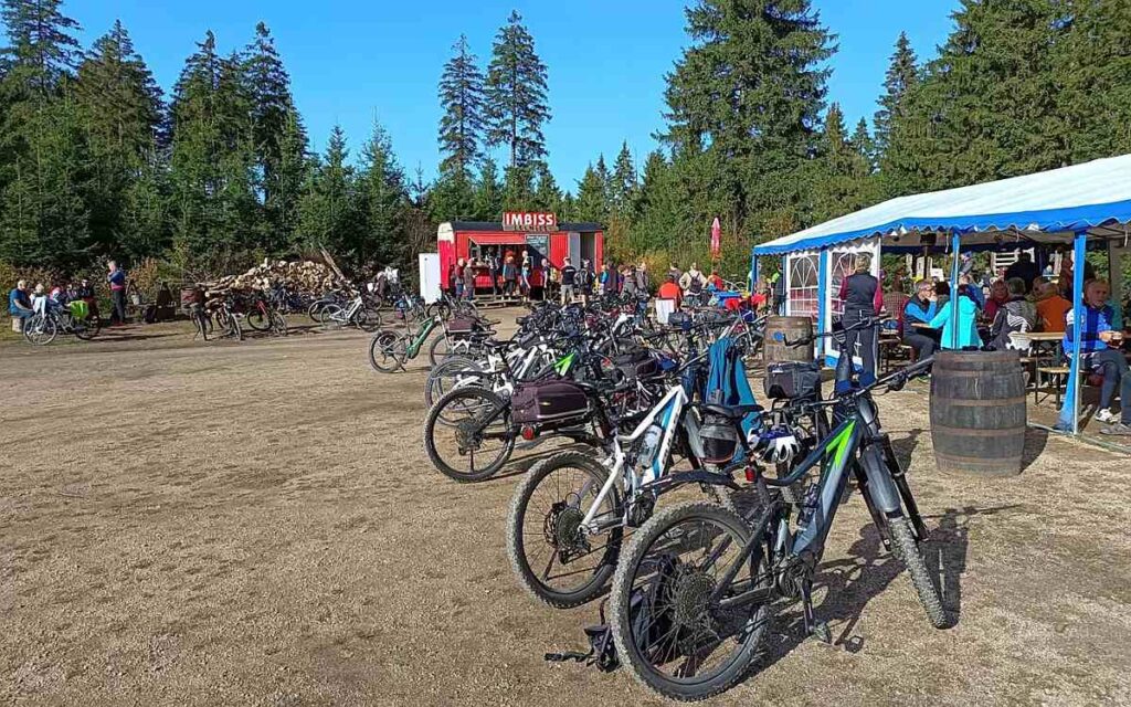 Občerstvení na hranicích poblíž zaniklé obce Jelení - léto v Krušnohorském penzionu Javor