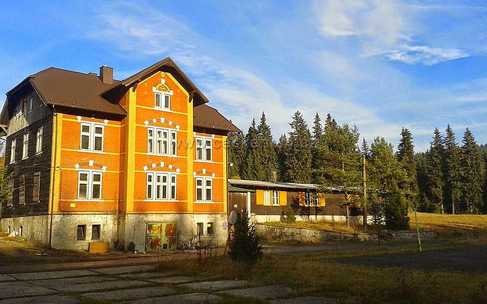bývalá budova posádky v Jelení - léto v Krušnohorském penzionu Javor