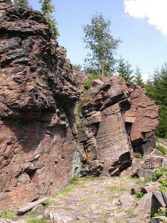 skály Na strašidlech - stěna pro horolezecký výcvik - léto v Krušnohorském penzionu Javor