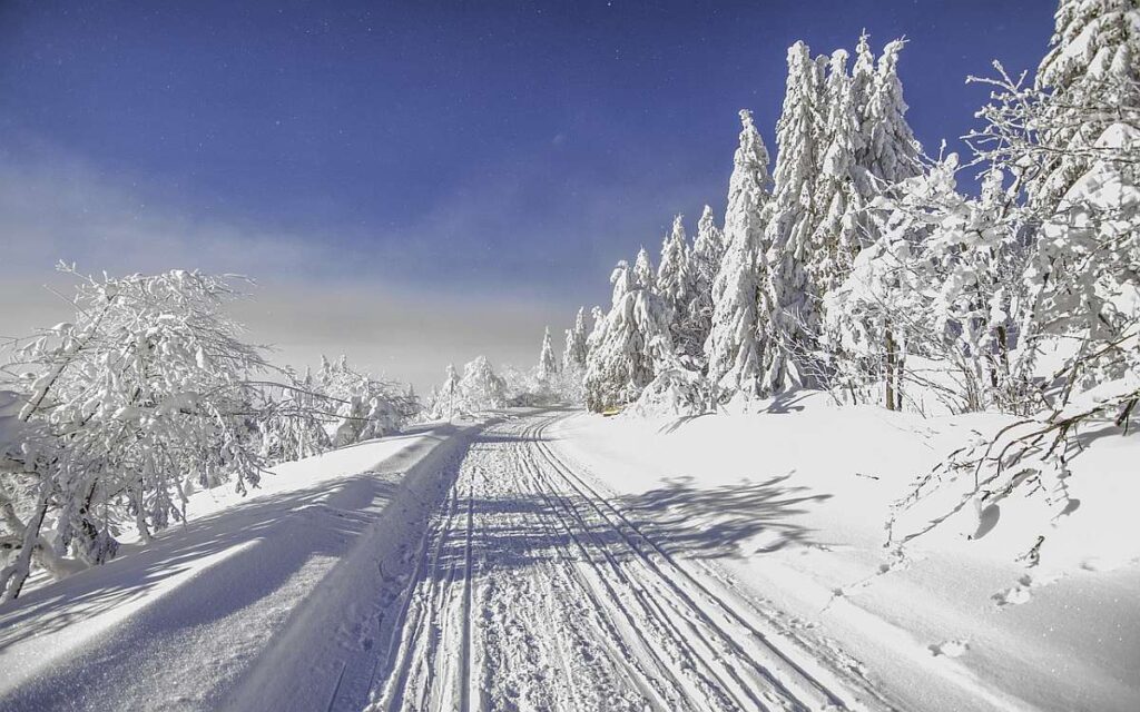 Upravená lyžařská stopa v krušných horách - zima v Krušnohorském penzionu Javor